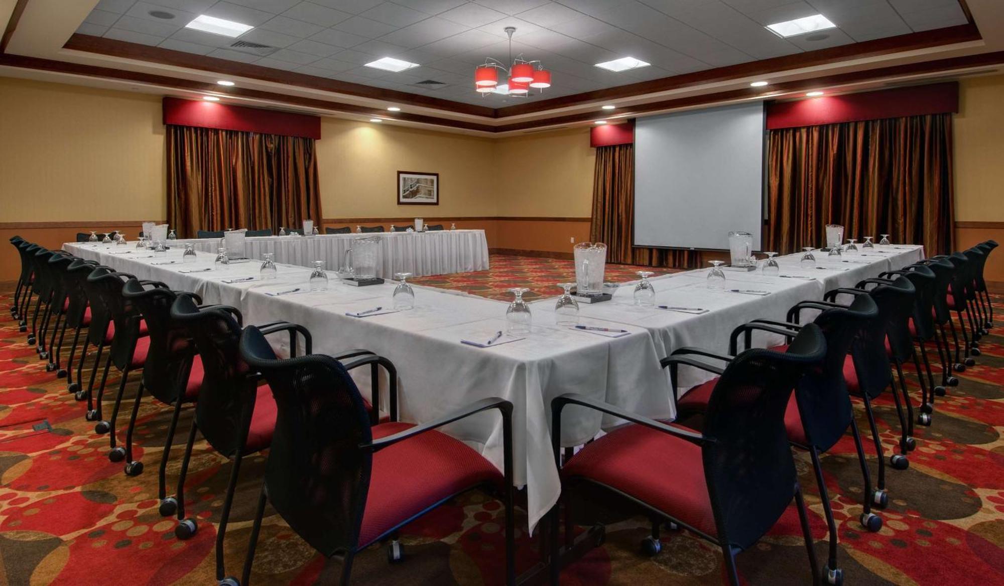 Hilton Garden Airport 3*